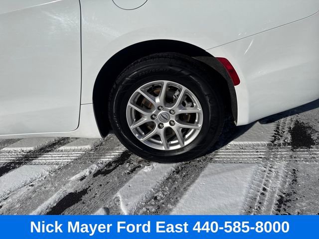 Used 2023 Chrysler Pacifica Touring-L FWD image 28
