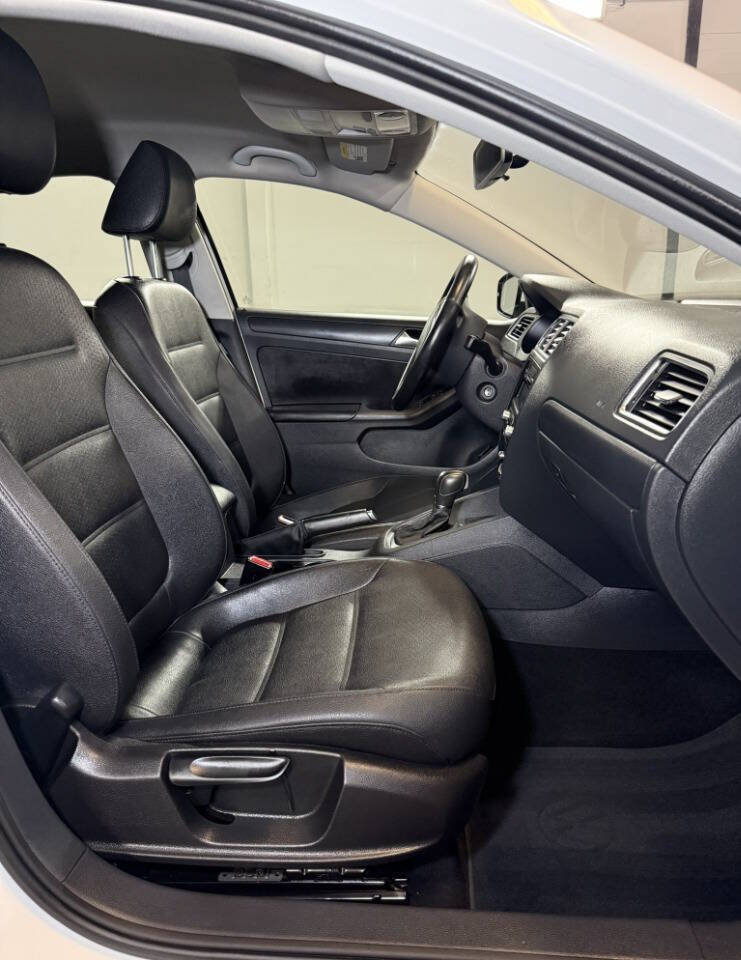 Used 2012 Volkswagen Jetta SE FWD image 6