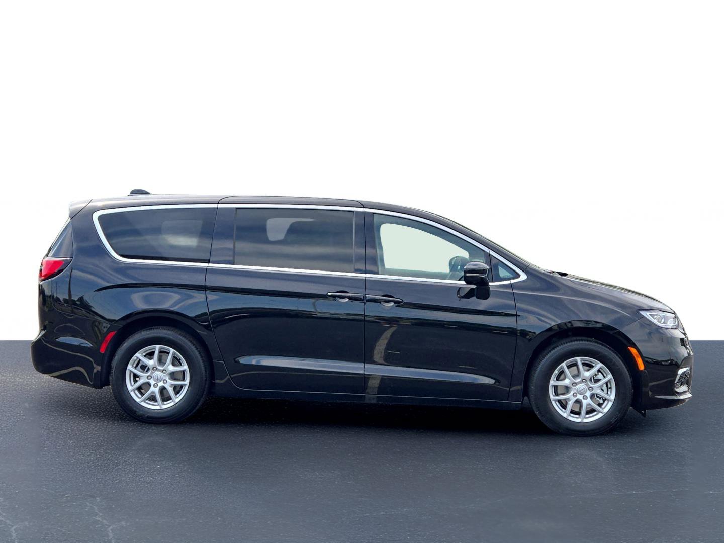 New 2026 Chrysler Pacifica Select image 4