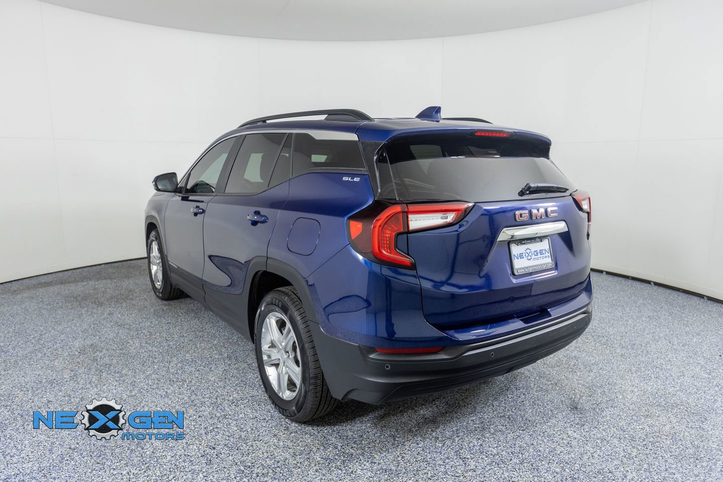 Used 2022 GMC Terrain SLE w/ Driver Convenience Package image 5