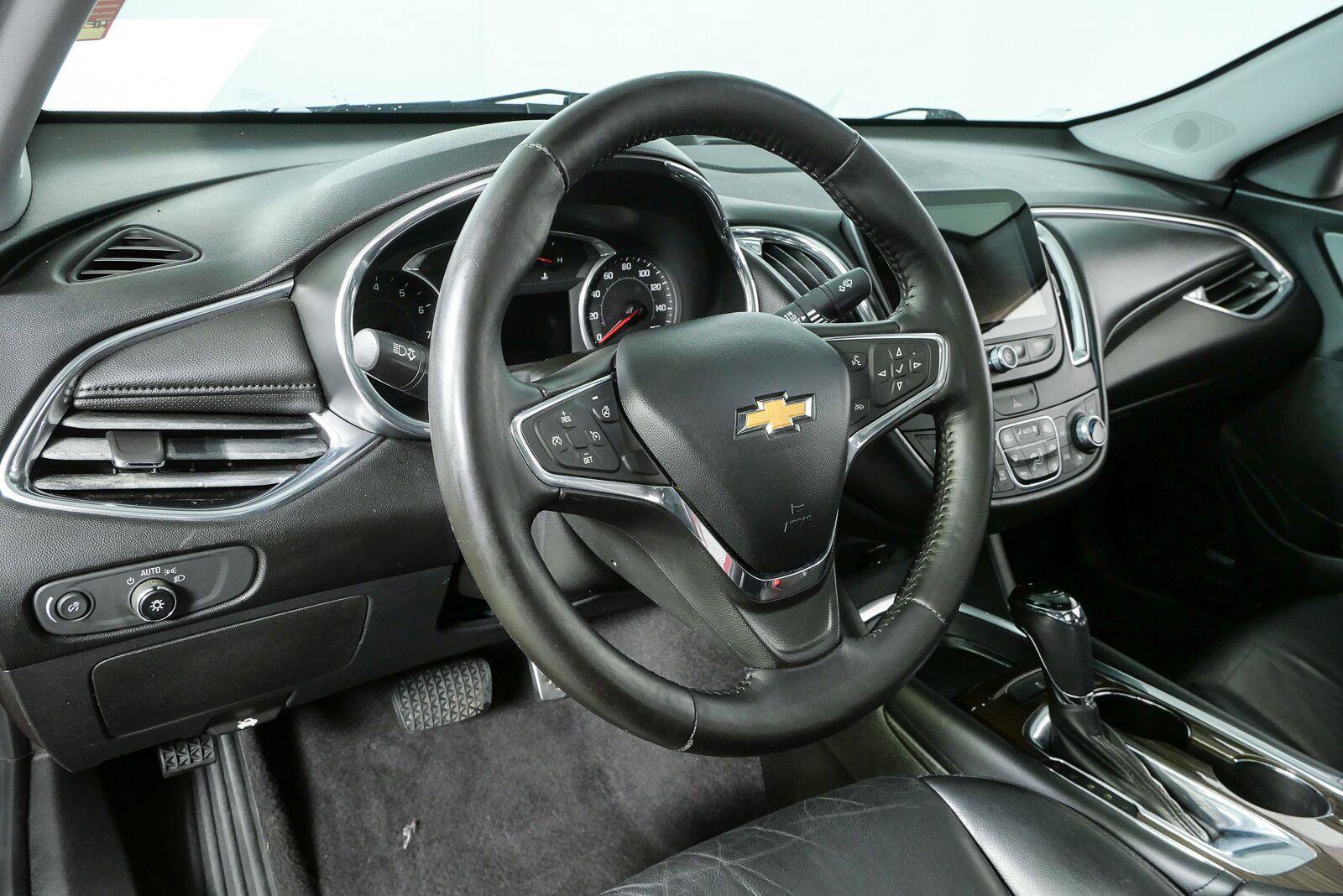 Used 2017 Chevrolet Malibu Premier w/ Premier Sun and Wheel Package FWD image 4