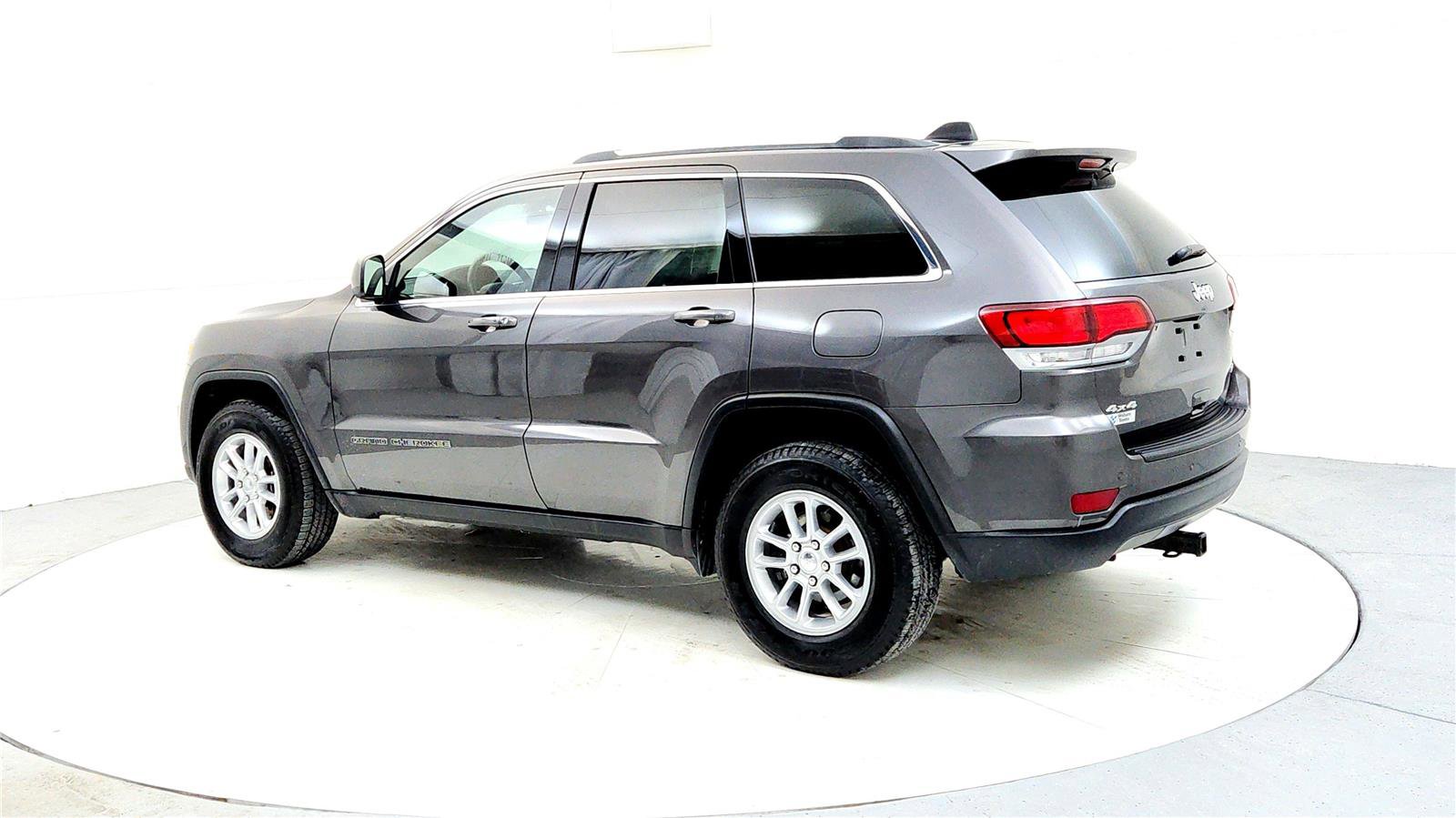 Used 2020 Jeep Grand Cherokee Laredo image 4