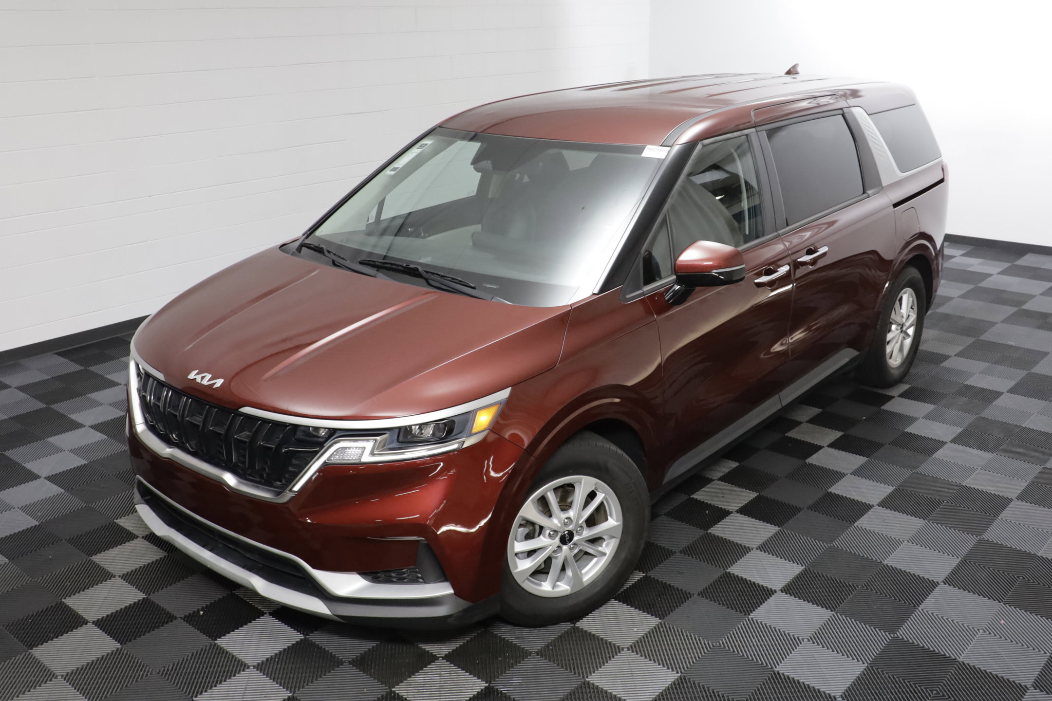 Used 2024 Kia Carnival LX FWD image 2