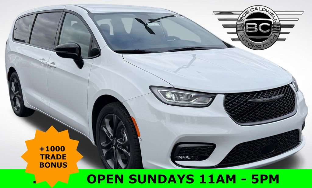 New 2026 Chrysler Pacifica Select image 1