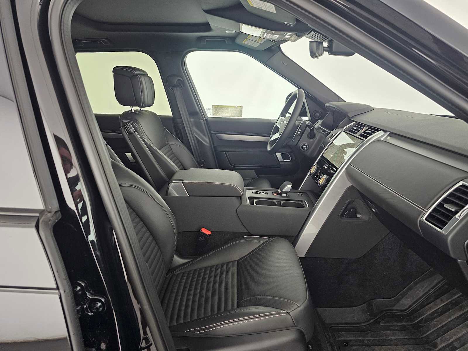 Used 2025 Land Rover Discovery Dynamic SE image 10