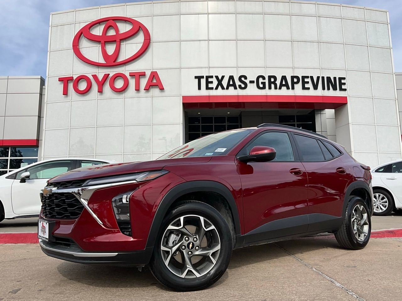 Used 2025 Chevrolet Trax LT image 2