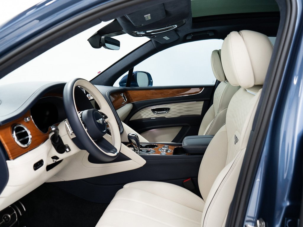 Used 2025 Bentley Bentayga image 15