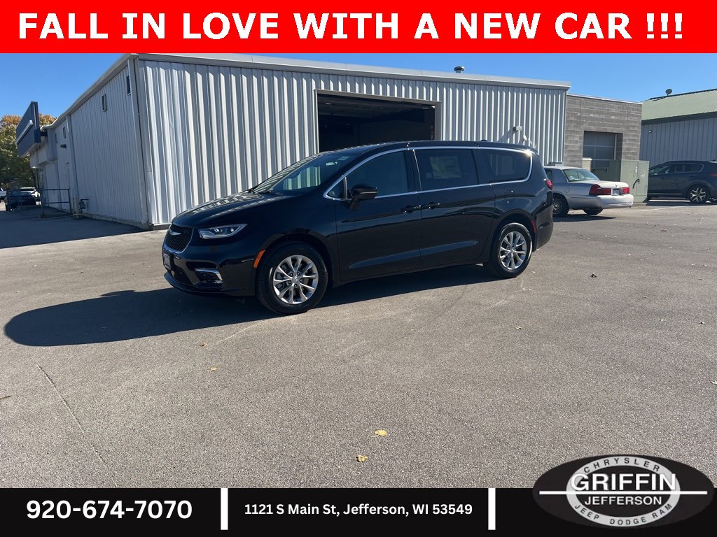 New 2026 Chrysler Pacifica Select