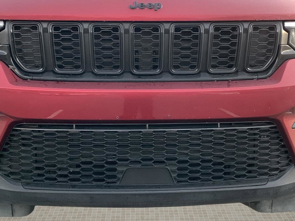 Used 2024 Jeep Grand Cherokee Altitude image 9