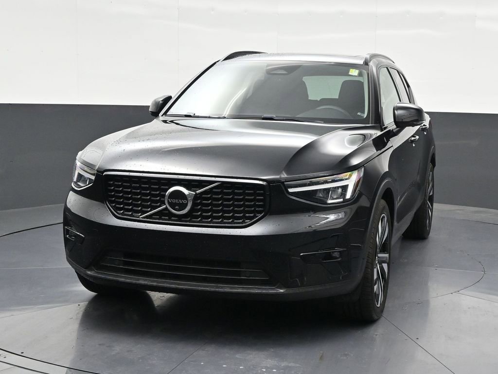 Used 2023 Volvo XC40 B4 Ultimate image 9