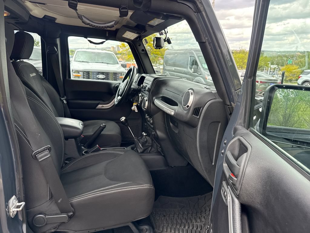 Used 2016 Jeep Wrangler Unlimited Sahara w/ Connectivity Group AWD/4WD image 23