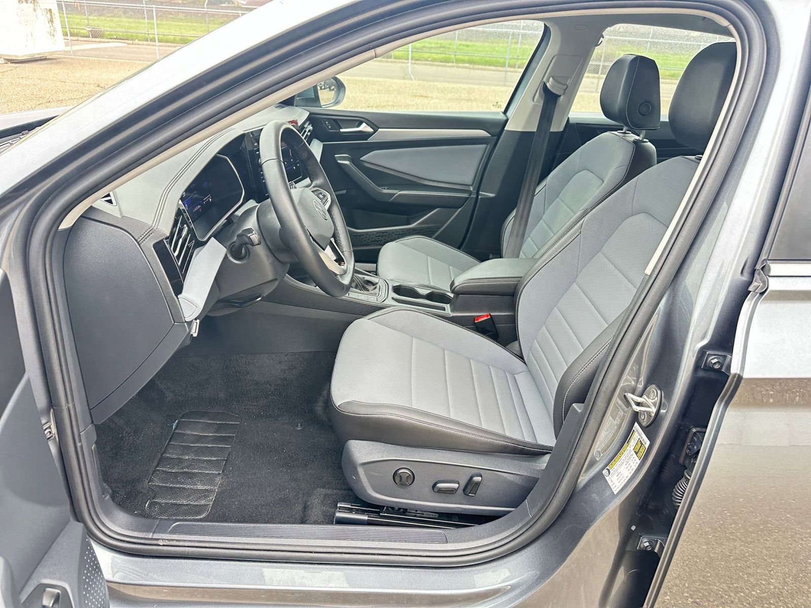 Used 2025 Volkswagen Jetta SE image 27