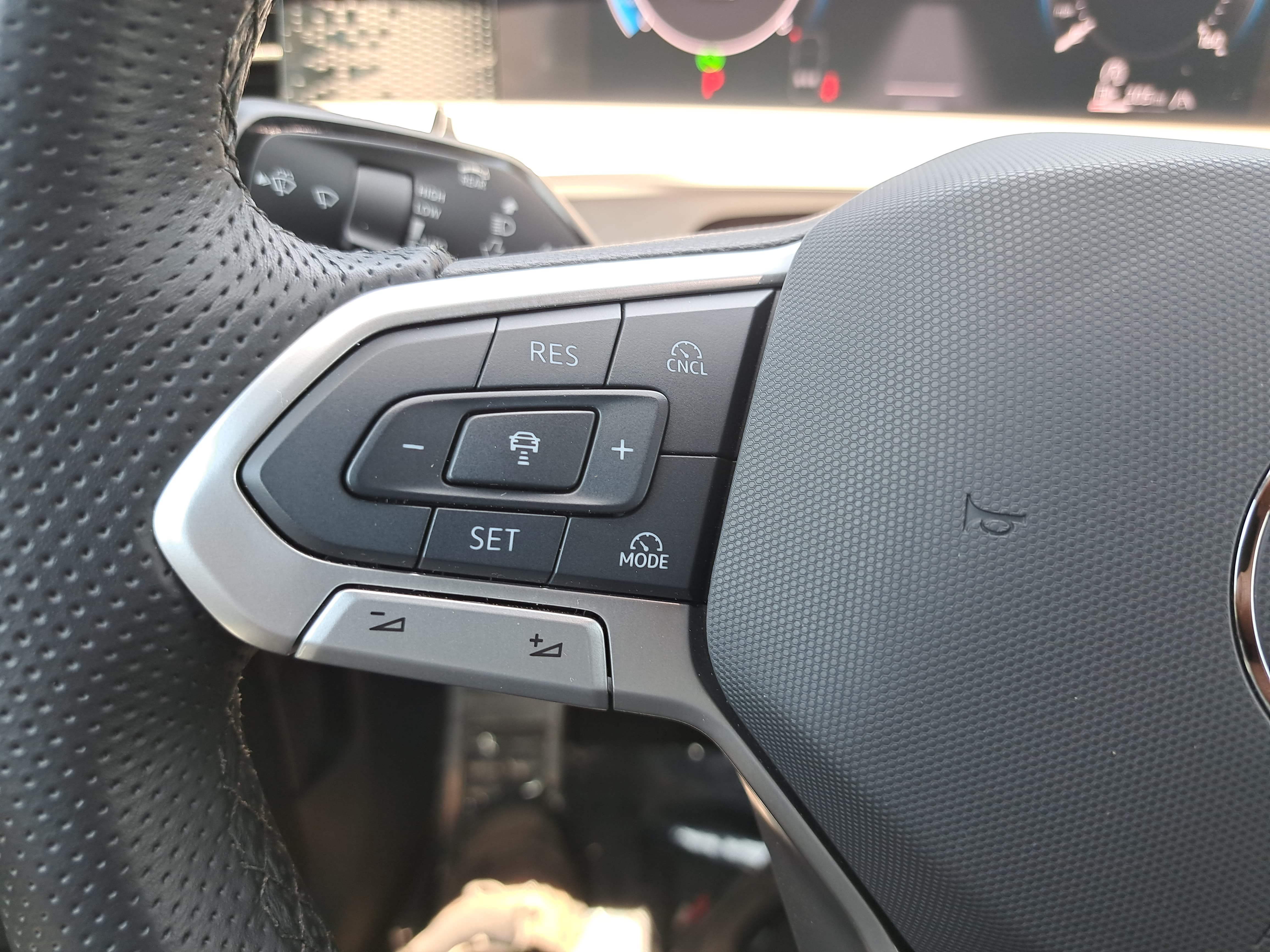Used 2025 Volkswagen Tiguan SE R-Line AWD/4WD image 17