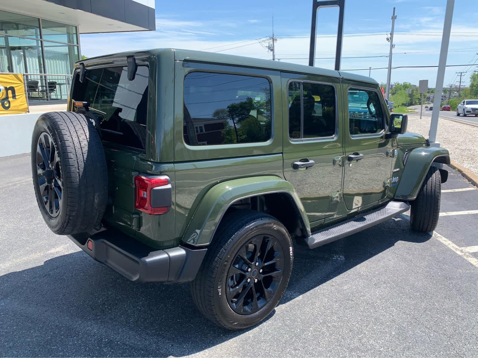 Used 2024 Jeep Wrangler Unlimited Sahara AWD/4WD image 7