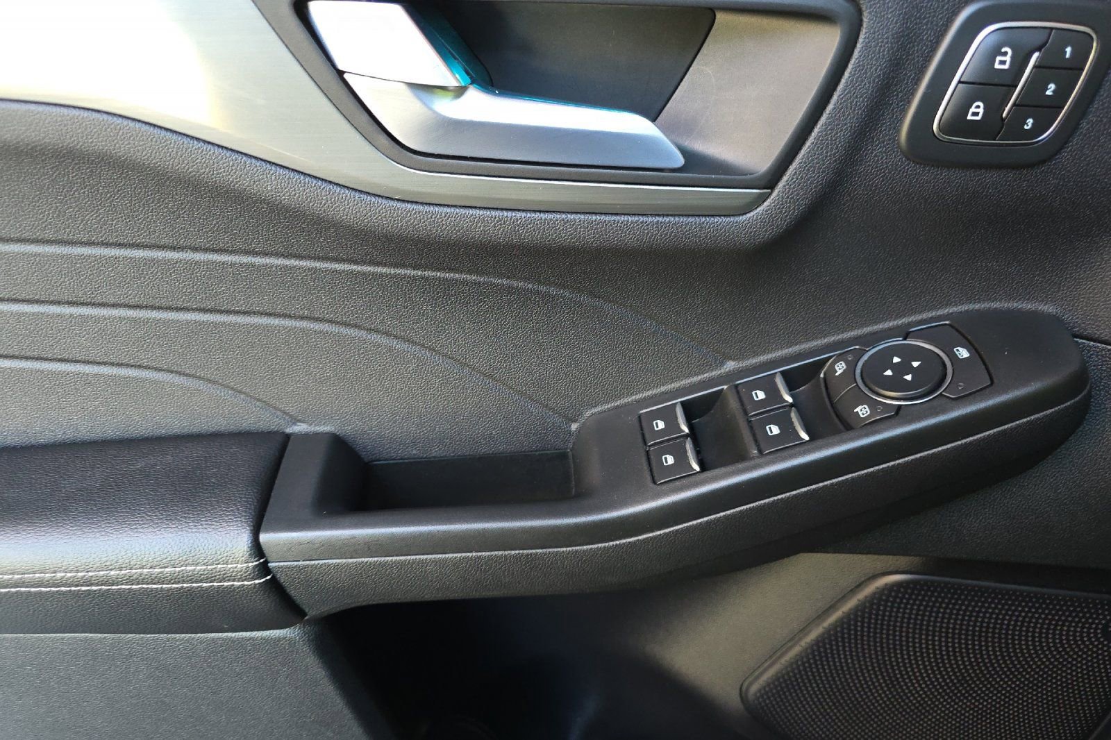 Used 2022 Ford Escape Titanium w/ Class II Trailer Tow Package image 12