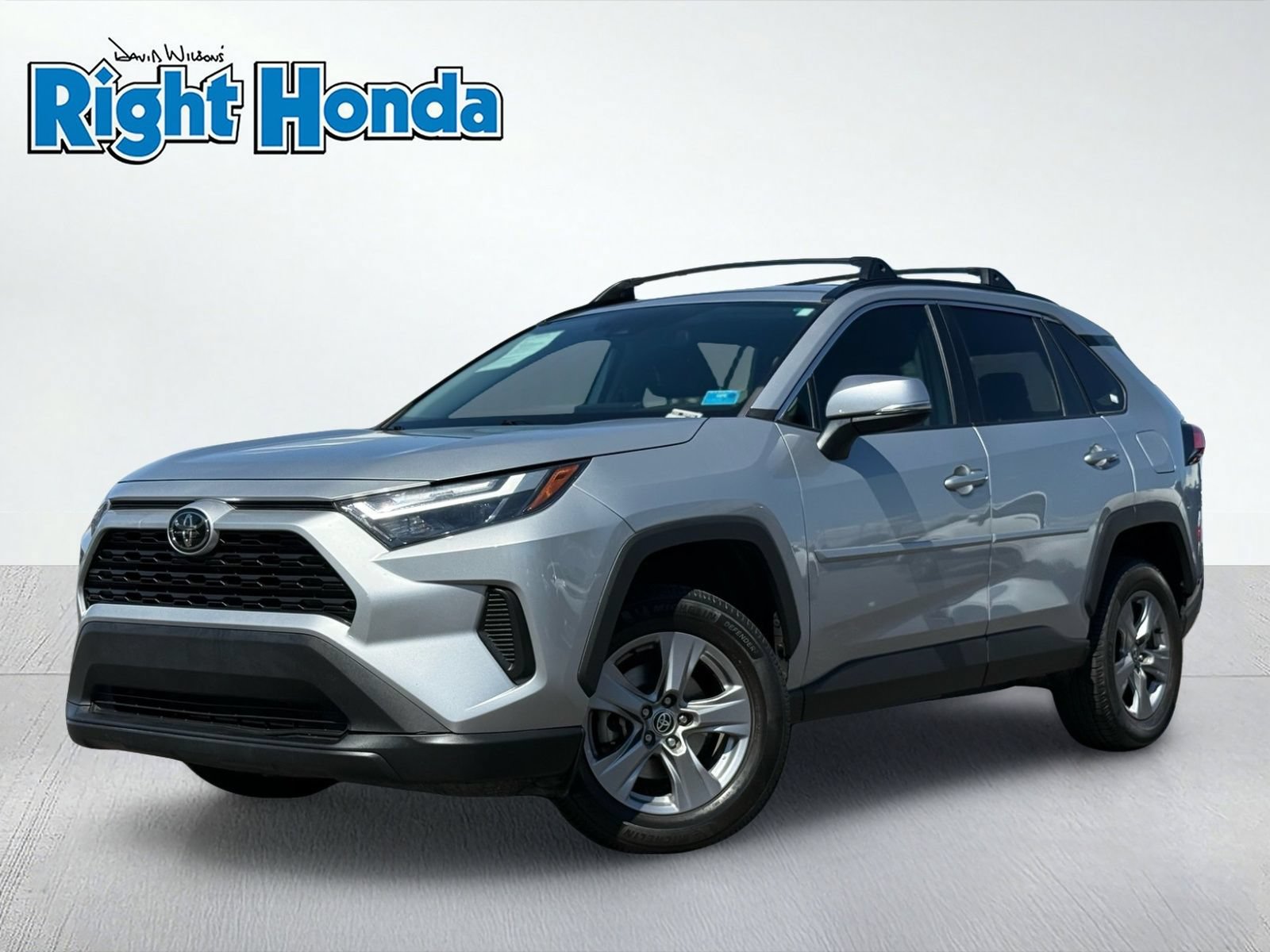 Used 2022 Toyota RAV4 XLE w/ XLE Grade Weather Package FWD image 2