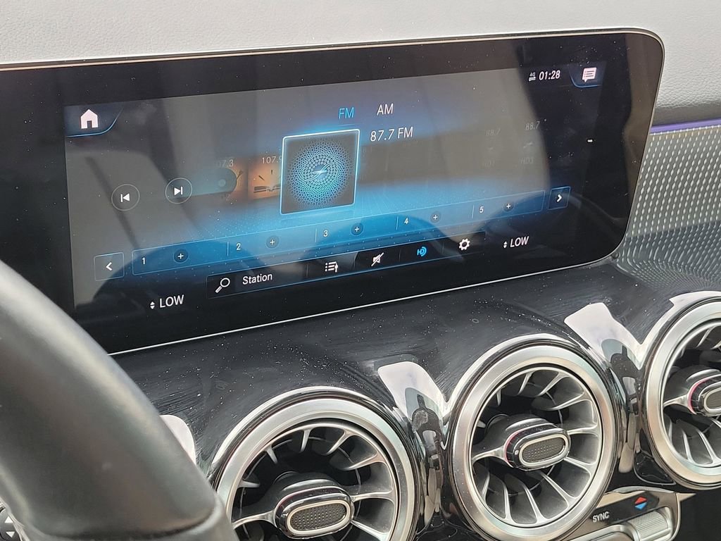 Used 2022 Mercedes-Benz GLB 250 image 35