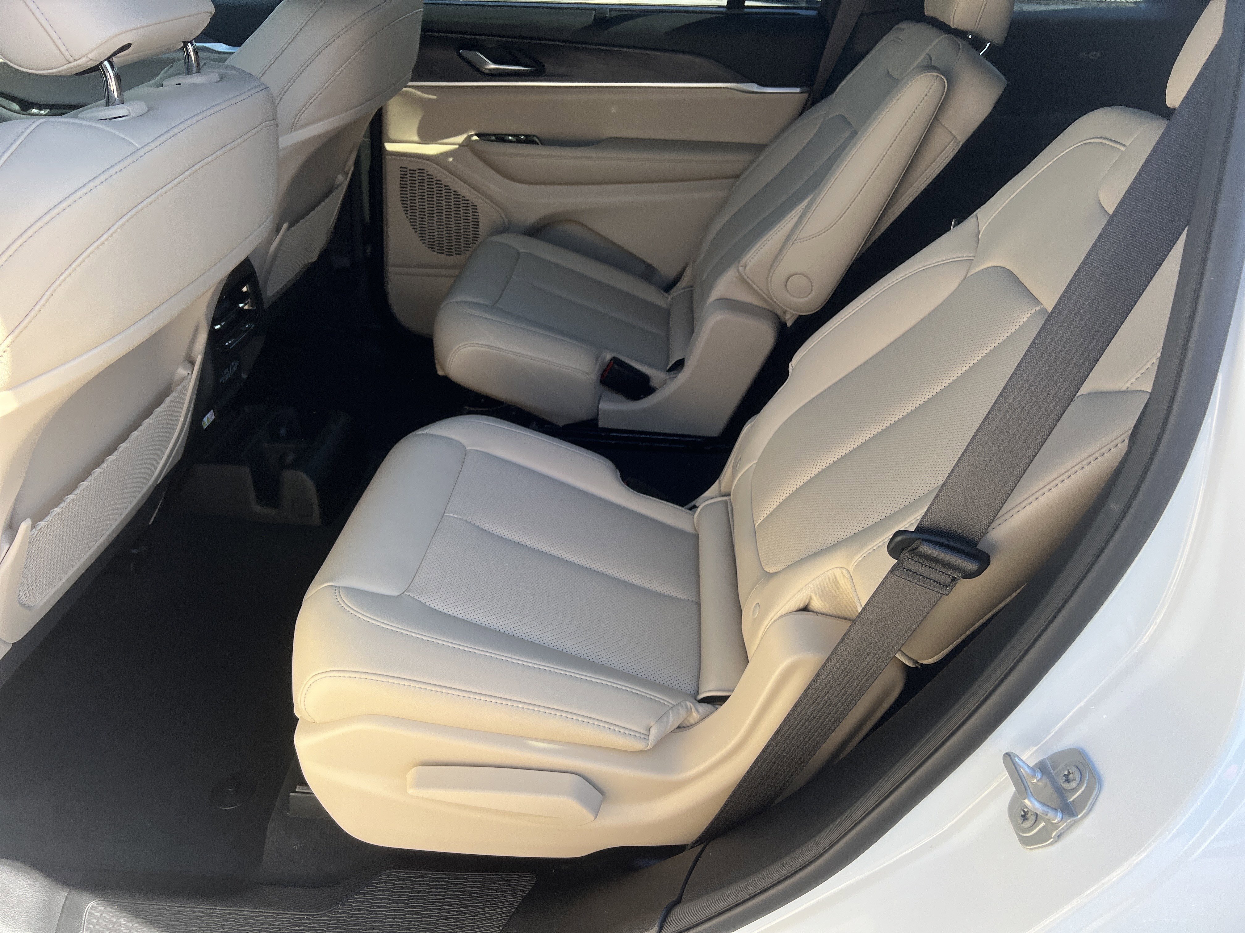 Used 2025 Jeep Grand Cherokee L Limited w/ Luxury Tech Group II AWD/4WD image 27