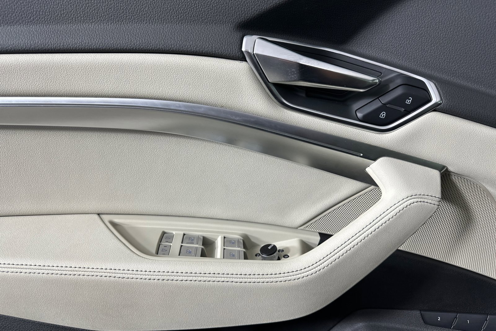 Used 2019 Audi e-tron Premium Plus image 10