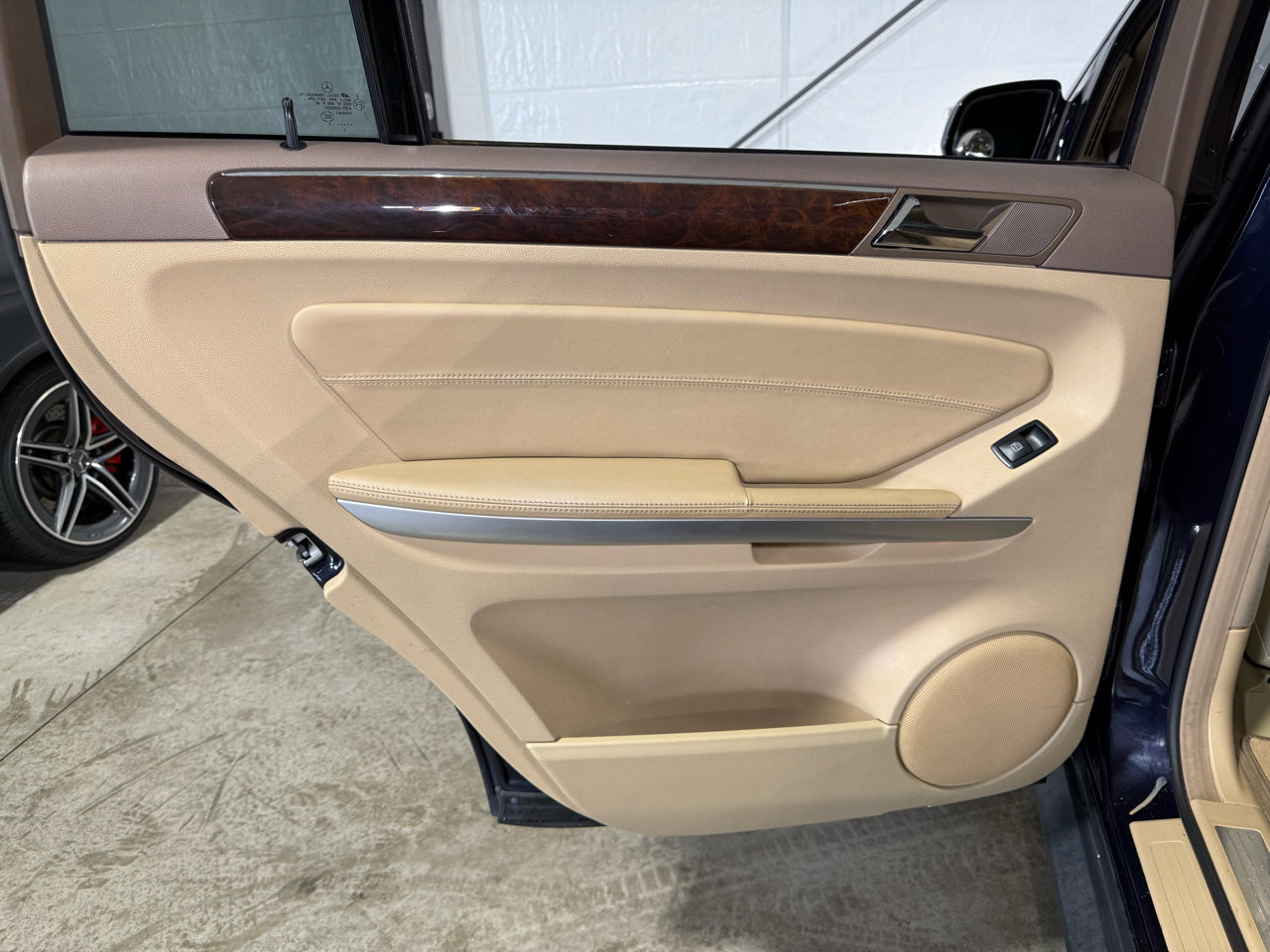 Used 2010 Mercedes-Benz GL 550 4MATIC image 33