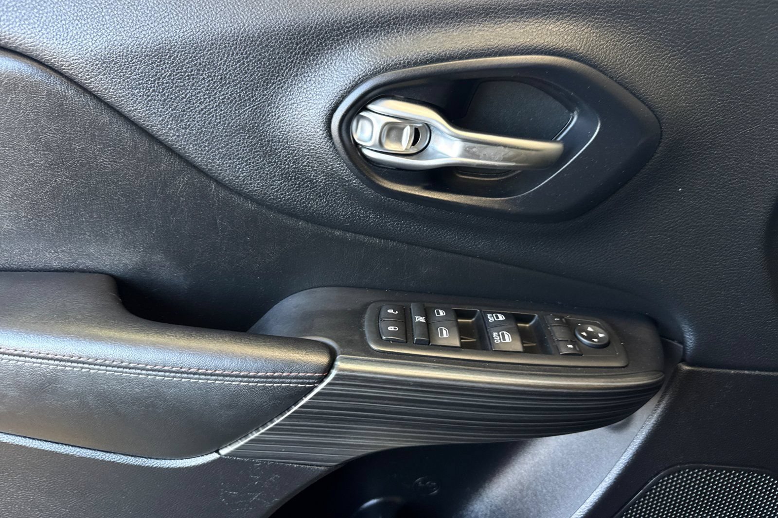 Used 2016 Jeep Cherokee 75th Anniversary FWD image 11