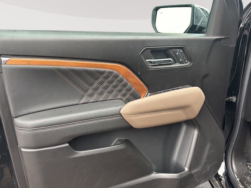 Used 2023 GMC Canyon Denali image 3