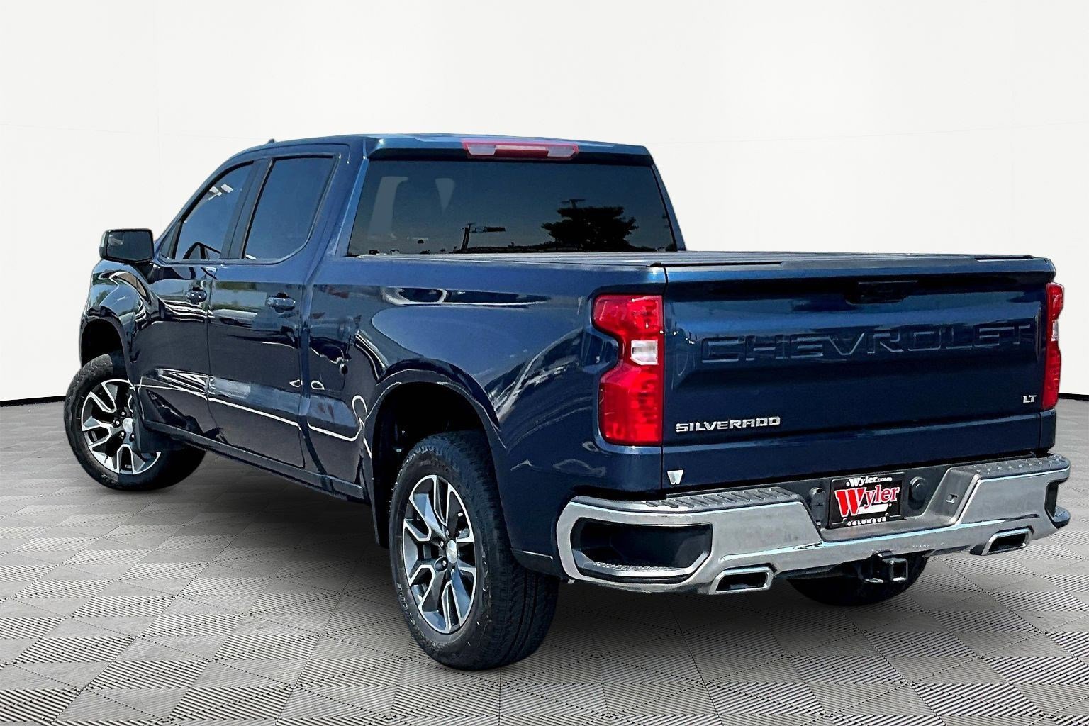 Used 2023 Chevrolet Silverado 1500 LT w/ Z71 Off-Road Package AWD/4WD image 4