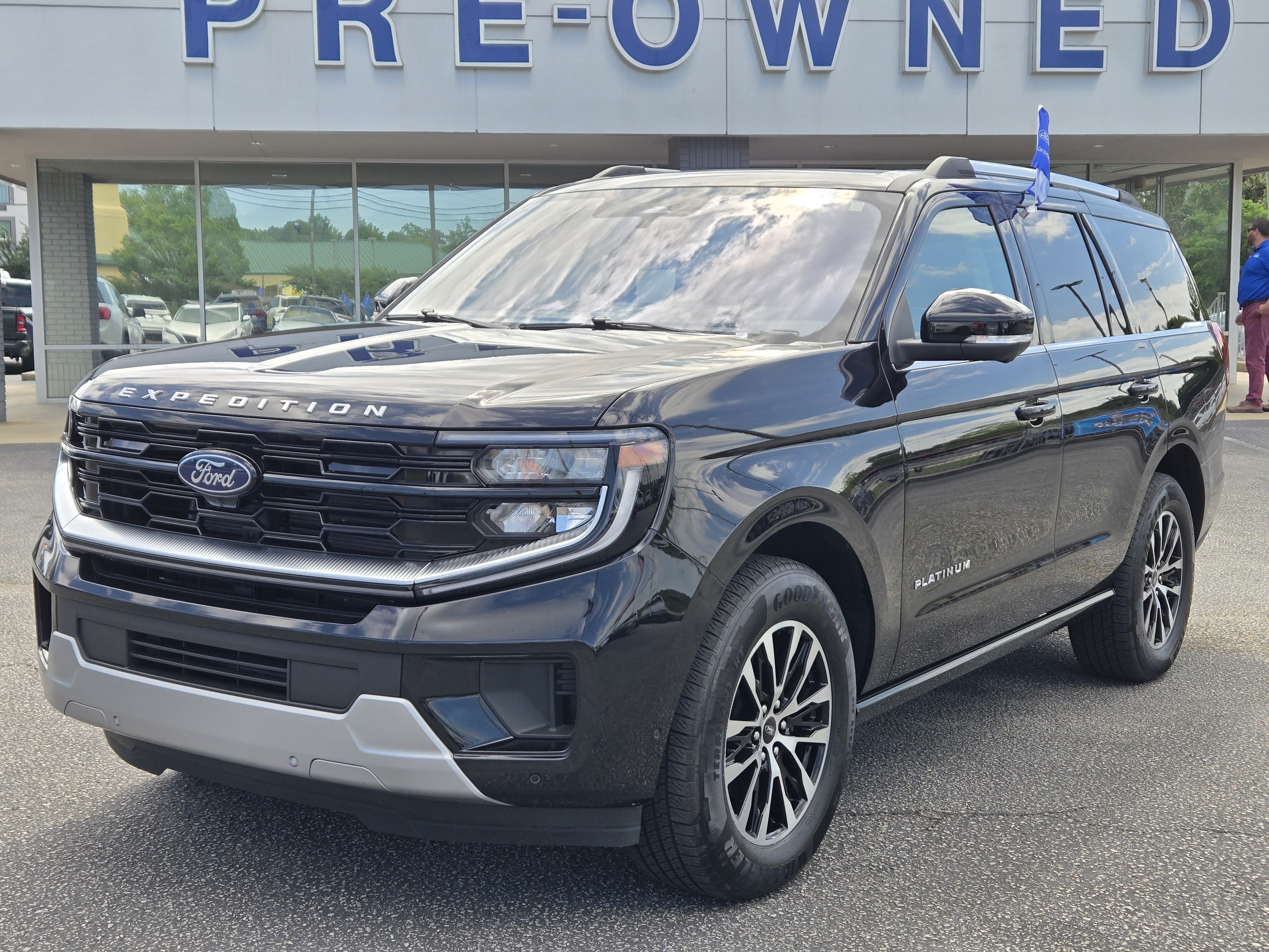Certified 2025 Ford Expedition Platinum AWD/4WD image 2
