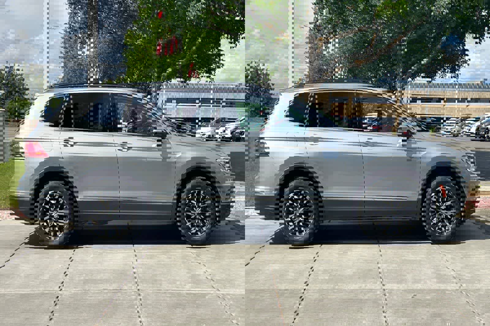 Used 2021 Volkswagen Tiguan SE w/ Panoramic Sunroof Package image 9