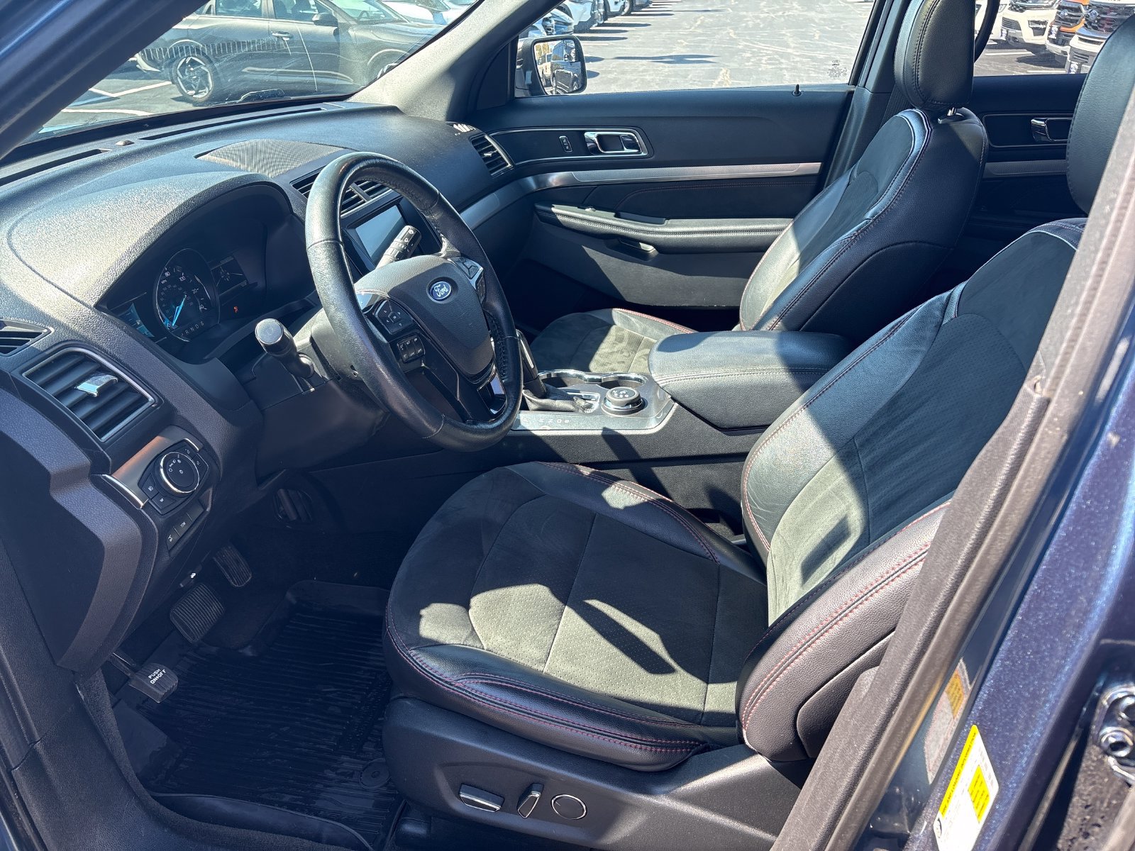 Used 2018 Ford Explorer XLT w/ Equipment Group 202A AWD/4WD image 14