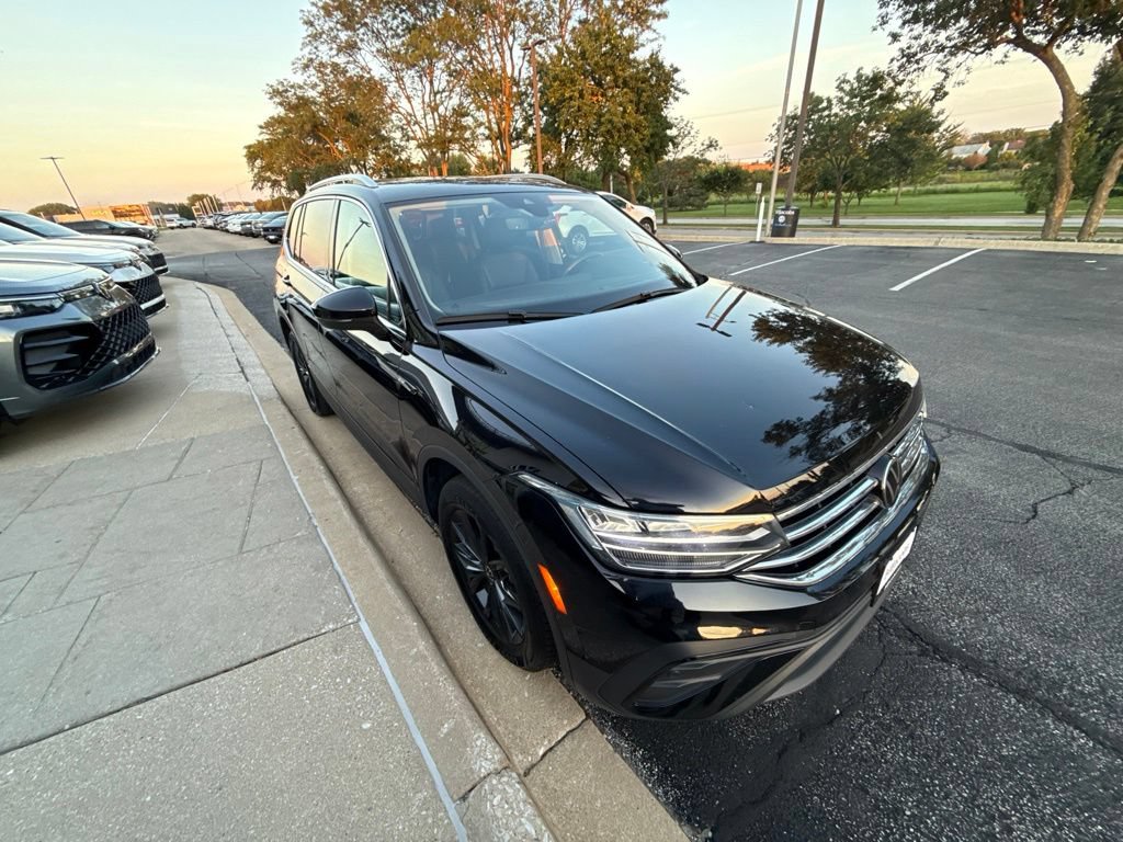 Used 2024 Volkswagen Tiguan SE w/ Panoramic Sunroof Package AWD/4WD image 8