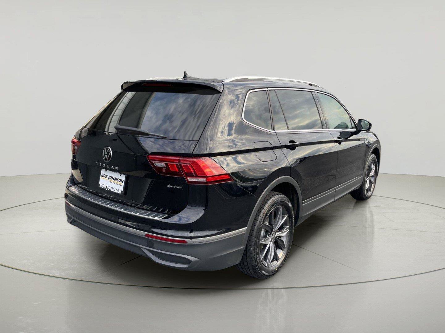 Used 2024 Volkswagen Tiguan SE AWD/4WD image 7