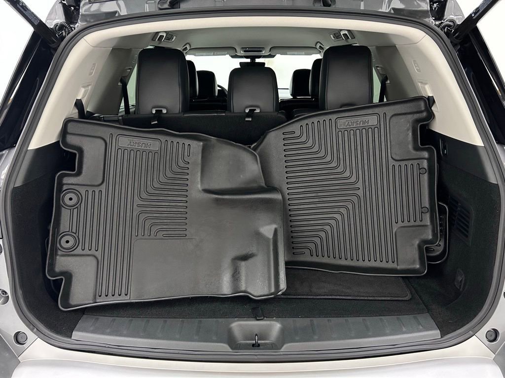 Used 2025 Nissan Pathfinder SL w/ Black Appearance Package image 9