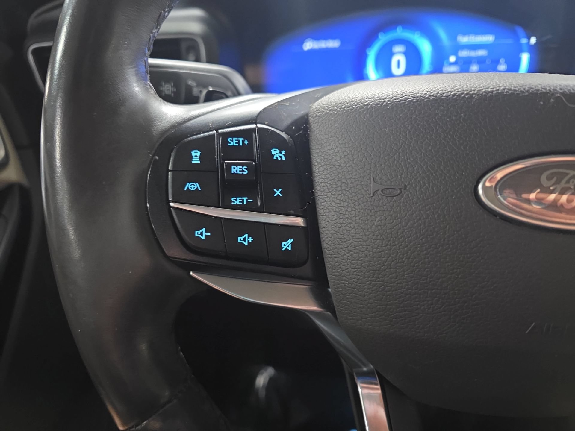 Used 2020 Ford Explorer Platinum w/ Premium Technology Package AWD/4WD image 17