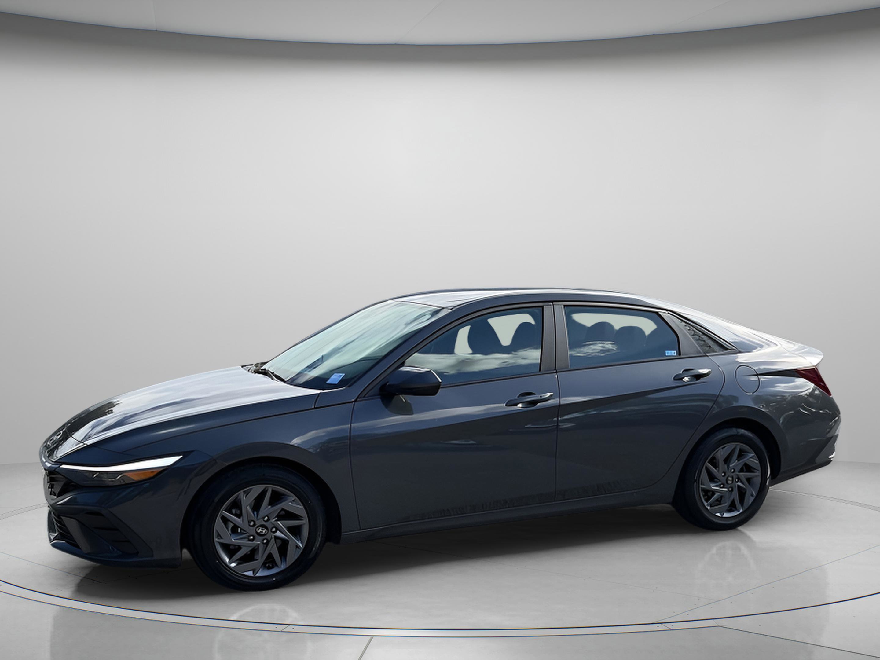 Used 2024 Hyundai Elantra SEL image 2