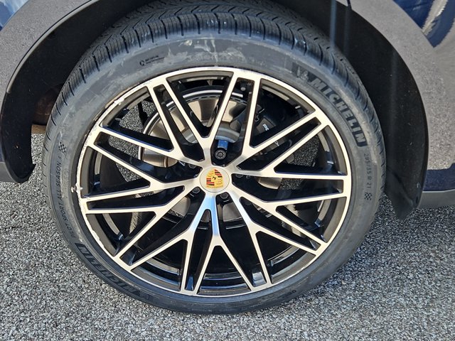 Certified 2023 Porsche Macan AWD/4WD image 13
