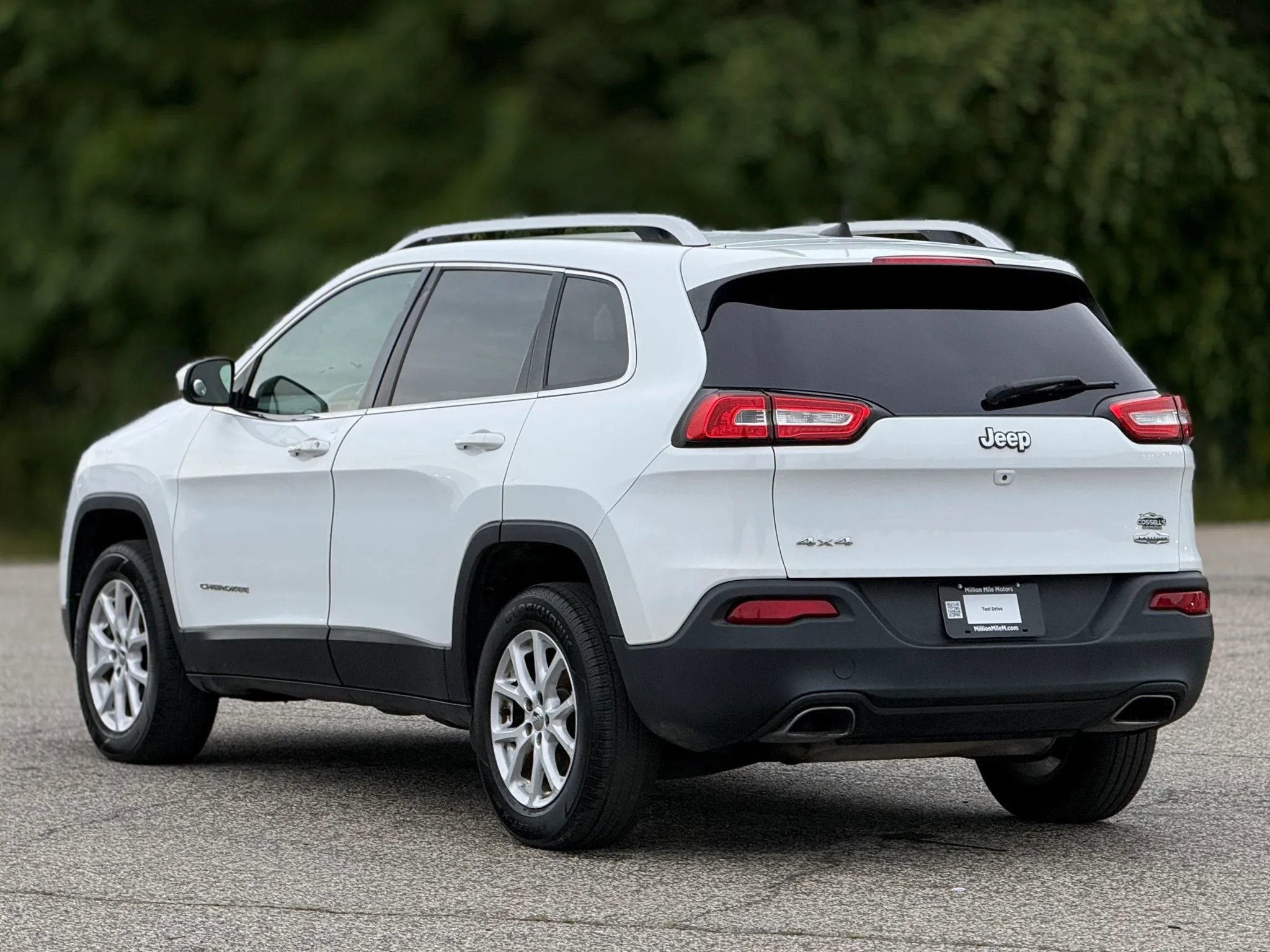 Used 2016 Jeep Cherokee Latitude w/ Cold Weather Group AWD/4WD image 10