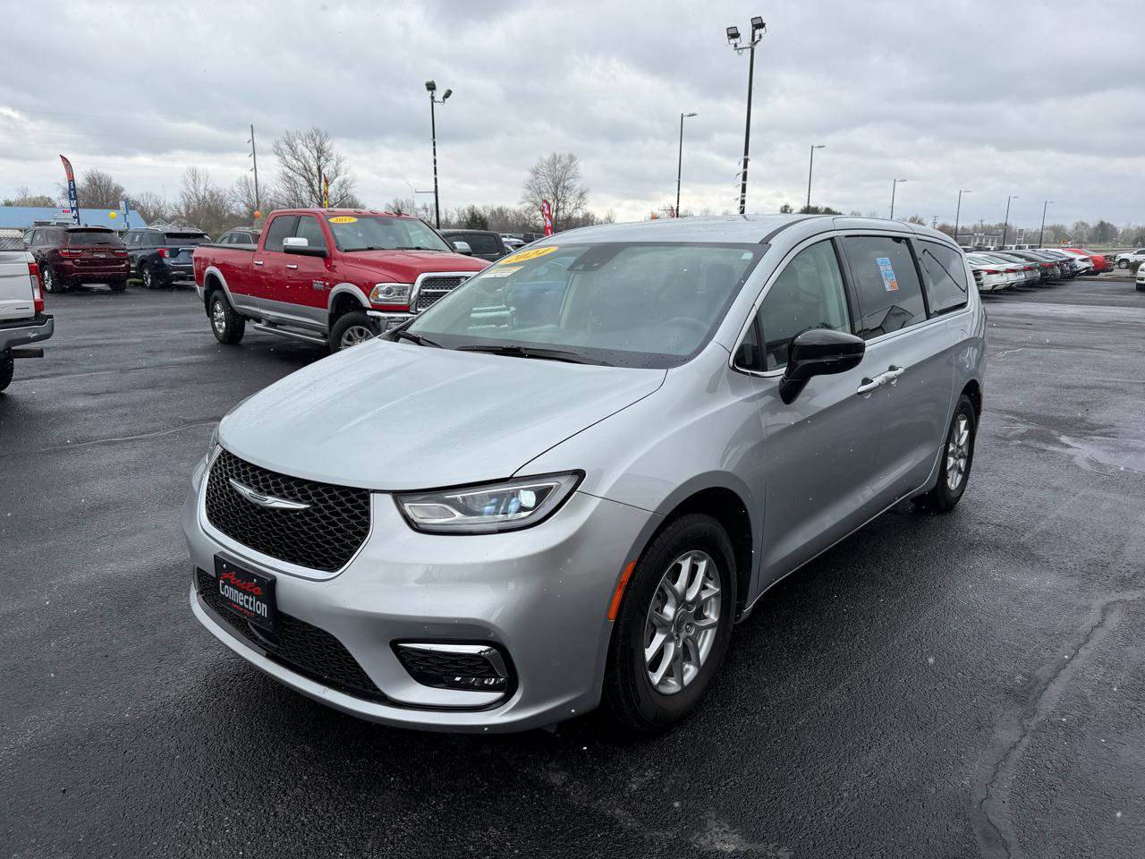 Used 2024 Chrysler Pacifica Touring-L image 9