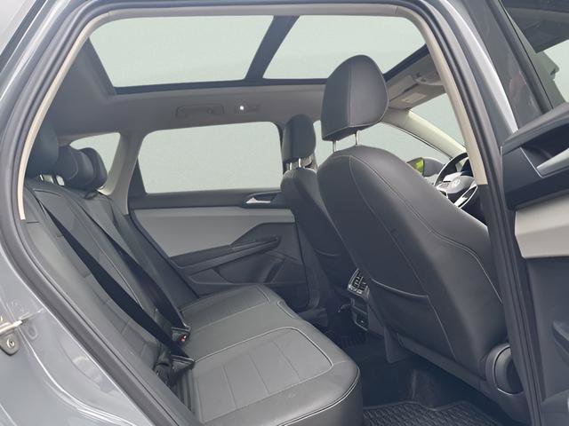 Used 2024 Volkswagen Taos SE w/ Panoramic Sunroof Package AWD/4WD image 29