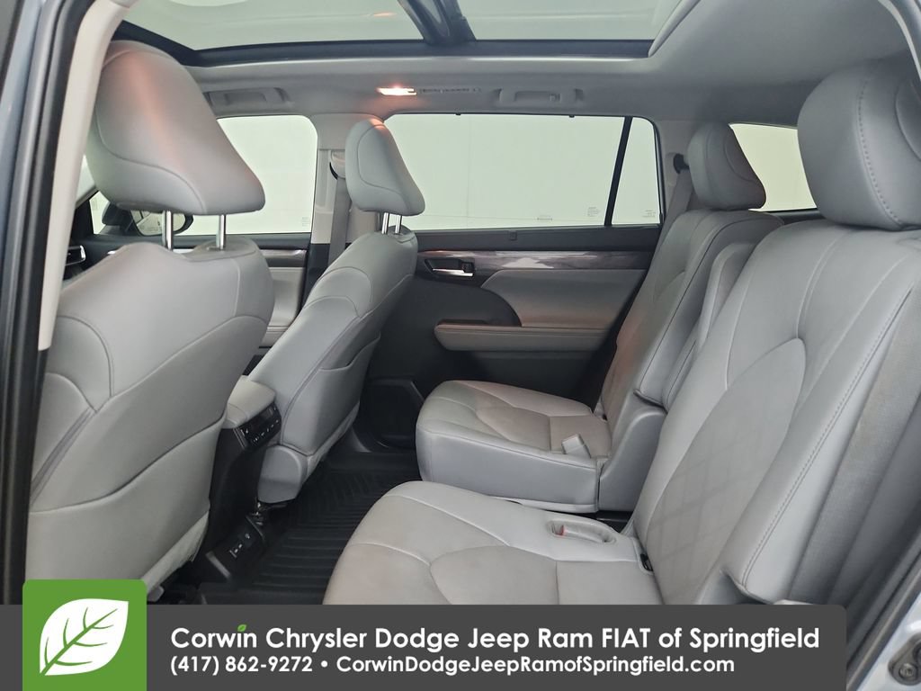 Used 2023 Toyota Highlander Platinum FWD image 32