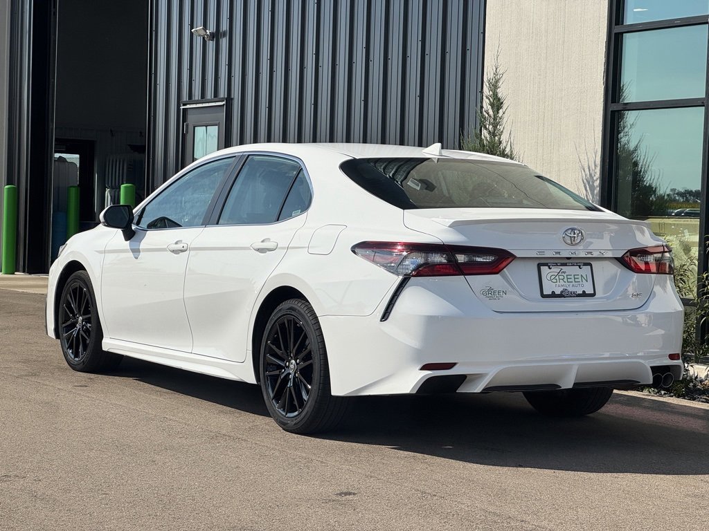 Used 2024 Toyota Camry SE image 3