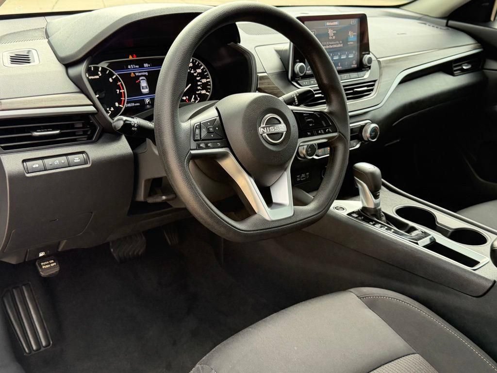 Used 2025 Nissan Altima 2.5 SV FWD image 12