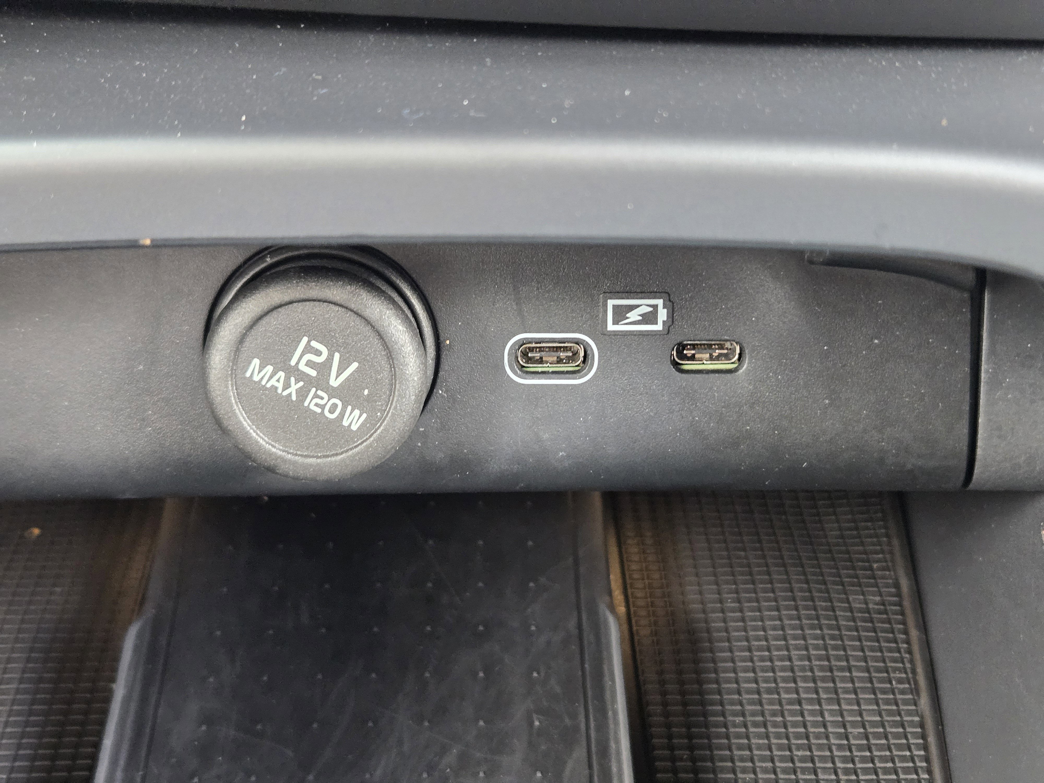 Used 2025 Volvo XC40 B5 Plus image 40