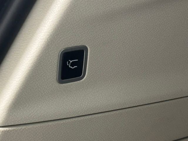 Used 2020 Chrysler Pacifica Touring-L FWD image 9