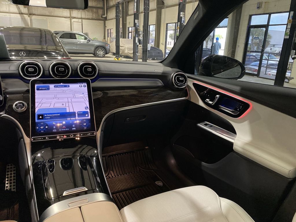 Used 2024 Mercedes-Benz GLC 300 image 4