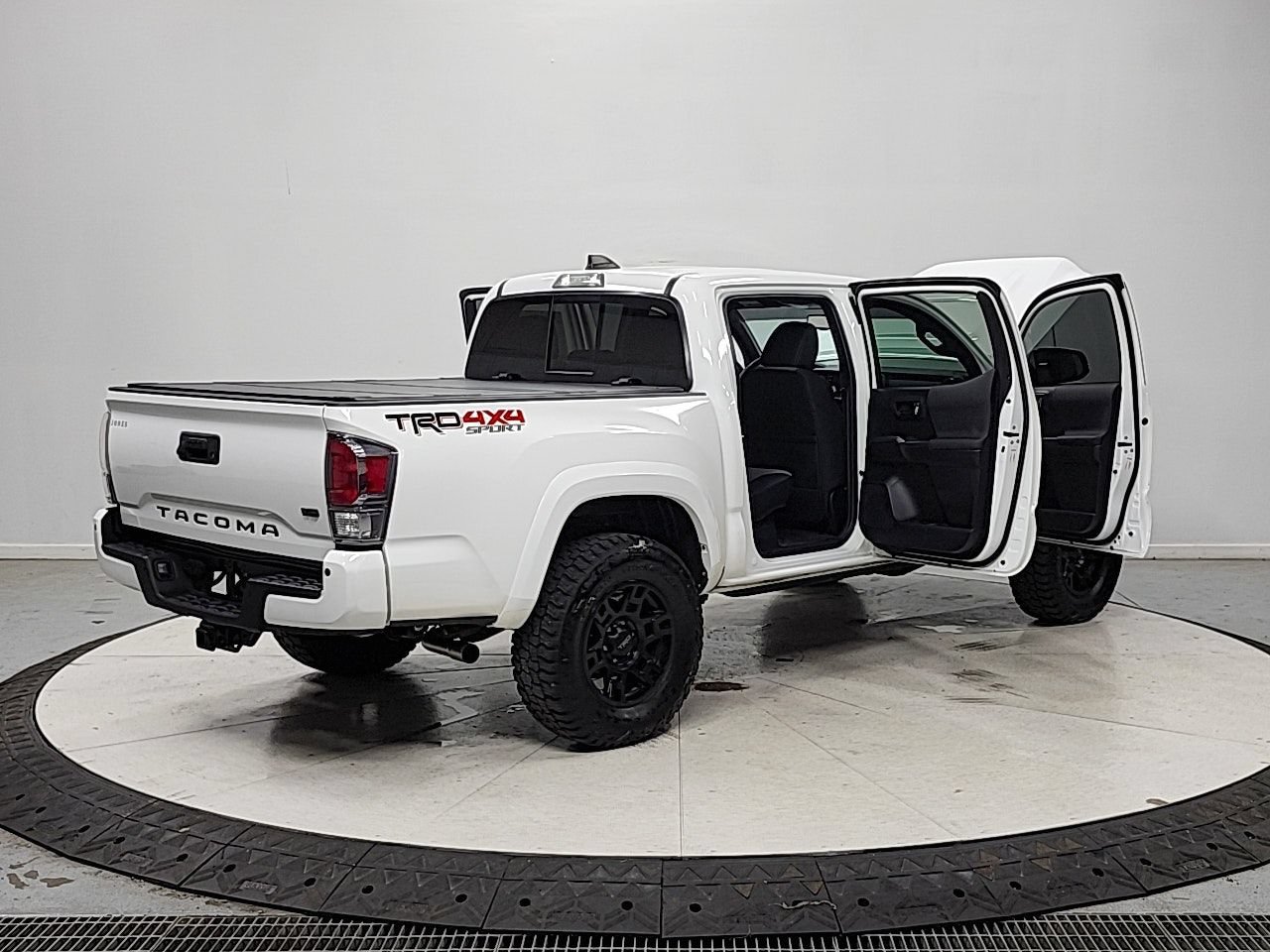 Used 2023 Toyota Tacoma TRD Sport w/ Technology Package AWD/4WD image 16