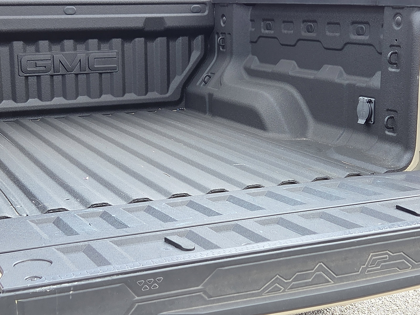 Used 2024 GMC Canyon AT4 image 9