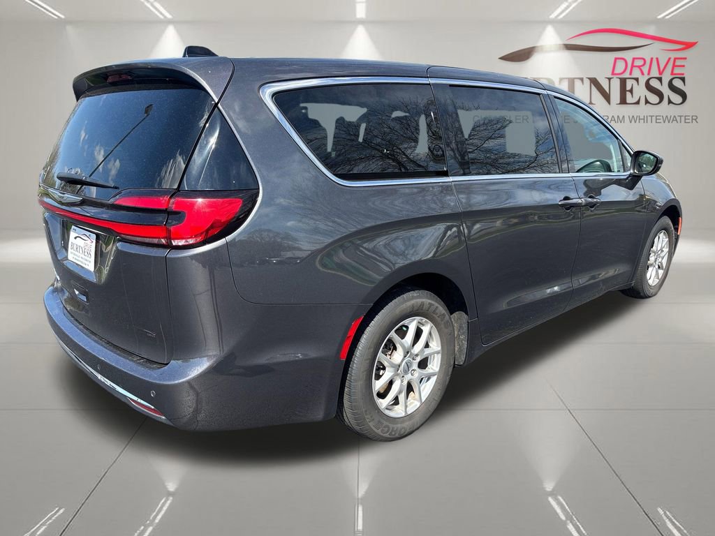 Used 2023 Chrysler Pacifica Touring-L image 9