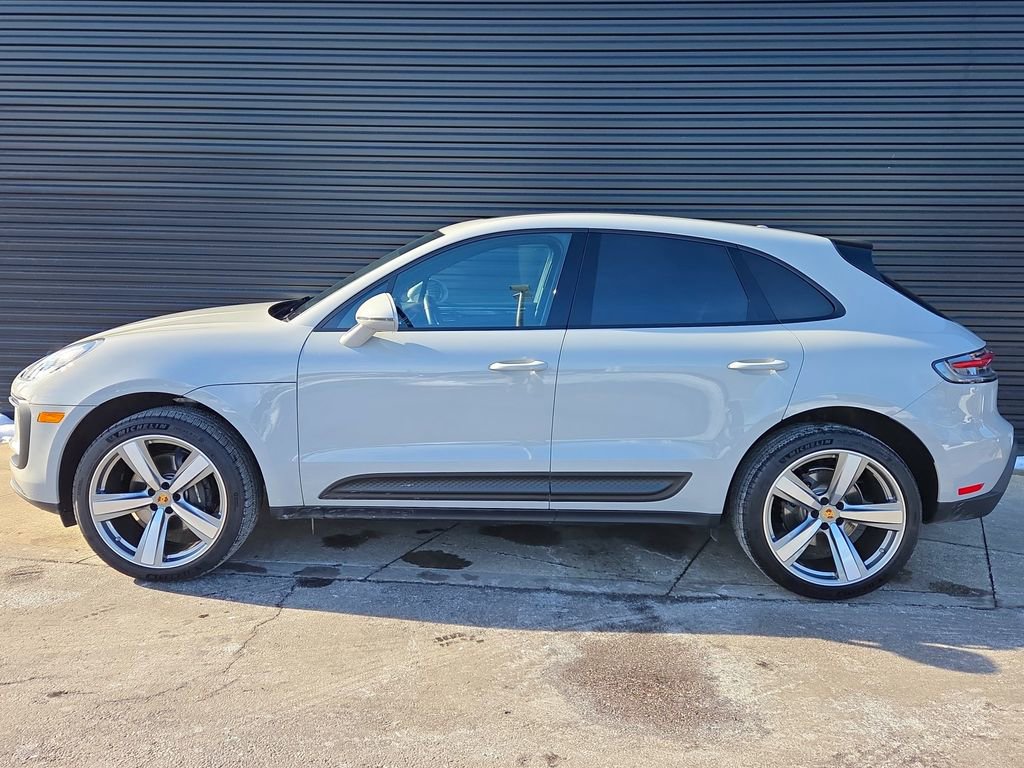 Certified 2025 Porsche Macan image 2