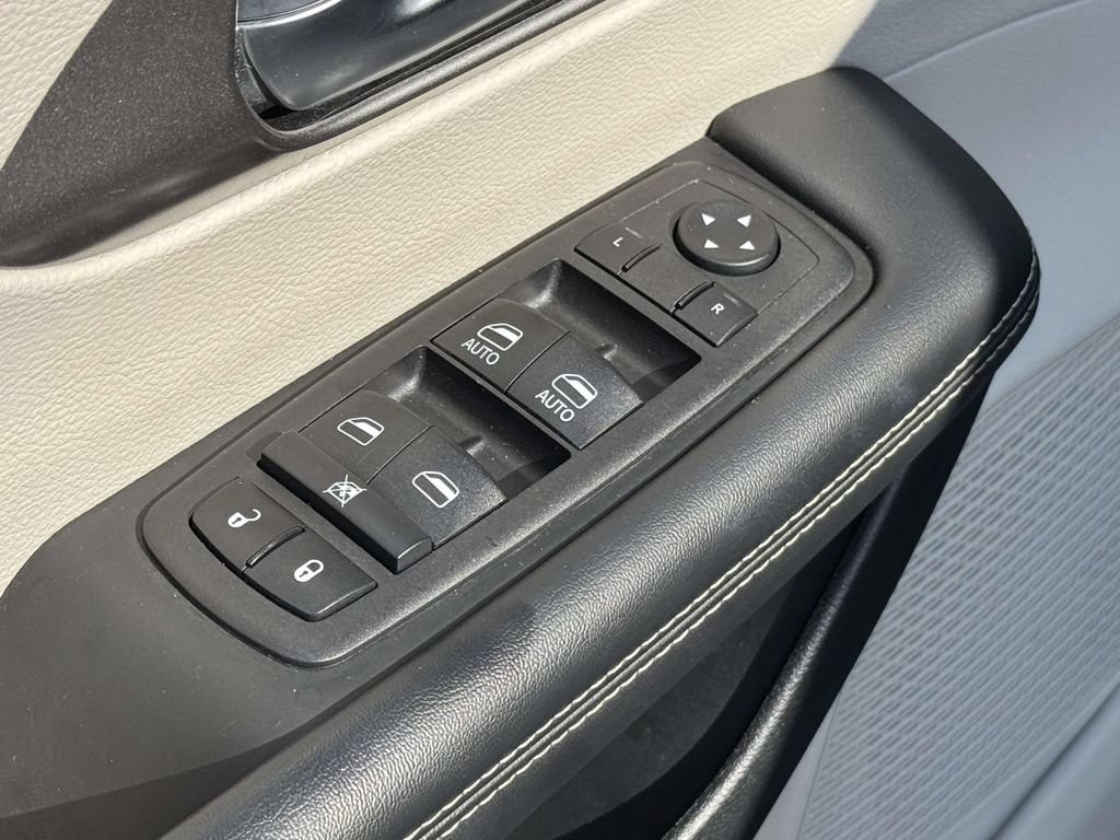 Used 2024 Chrysler Pacifica Touring-L FWD image 29